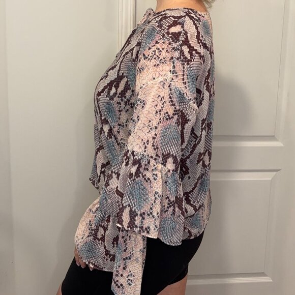 GUESS Snake Print Ruffle Sleeve Flowy Blouse Size Large - Picture 2 of 11